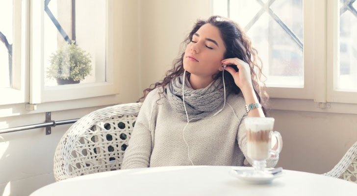 Vrouw neemt rust door tinnitus