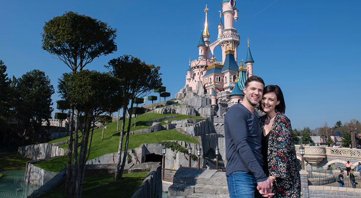 Susanne en Maikel mochten op huwelijksreis in Disneyland Paris