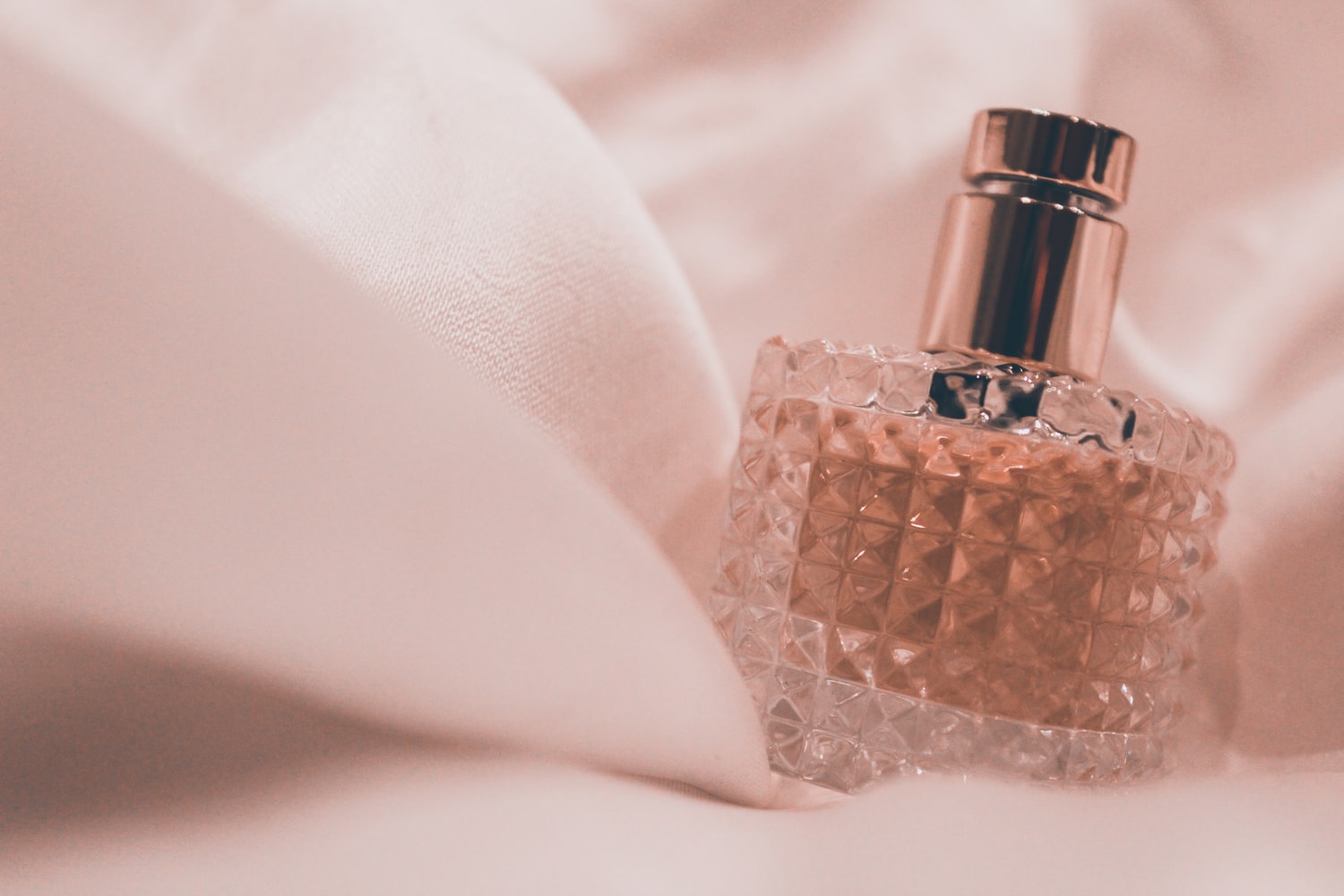 De reden waarom parfum bij iedereen anders ruikt