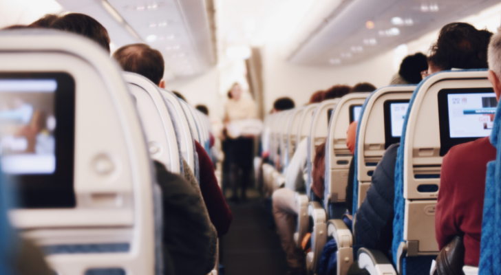 Passagier draagt tent in vliegtuig om zich te beschermen tegen coronavirus