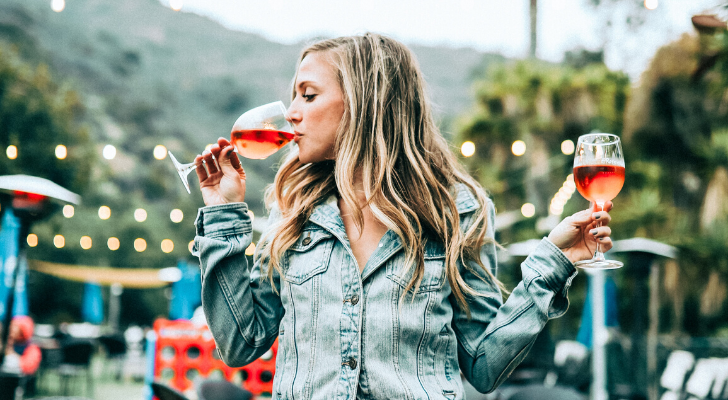 Onderzoek wijst uit: vrouwen die 2 glazen wijn per dag drinken leven langer