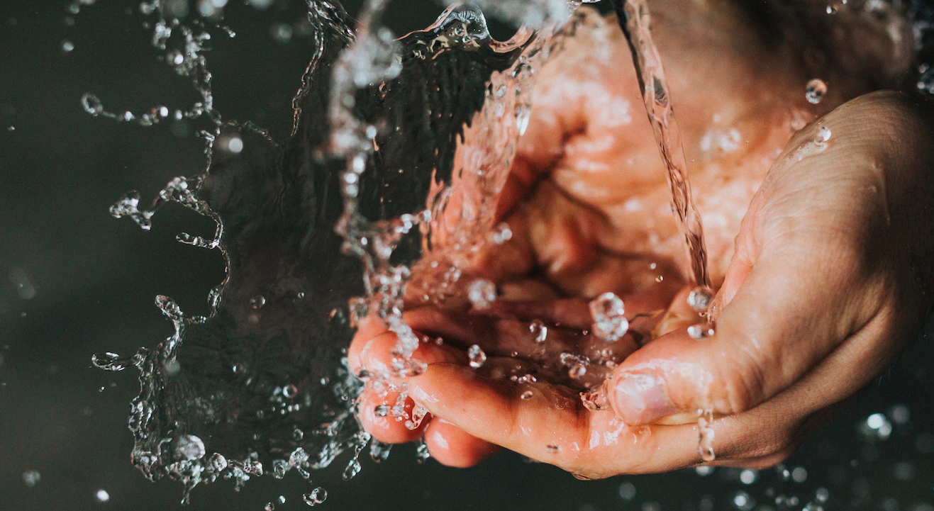 Moet je je handen met koud of warm water wassen?