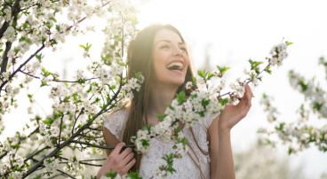 vrouw lente bloemen