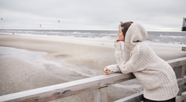 vrouw bewolking strand