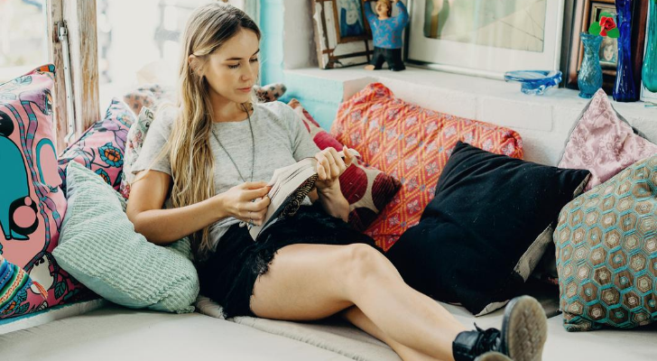 vrouw lezen bank