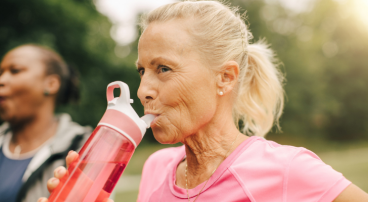 oude vrouw water drinken