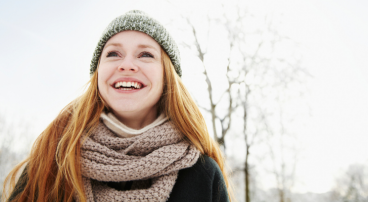 vrouw lacht winter