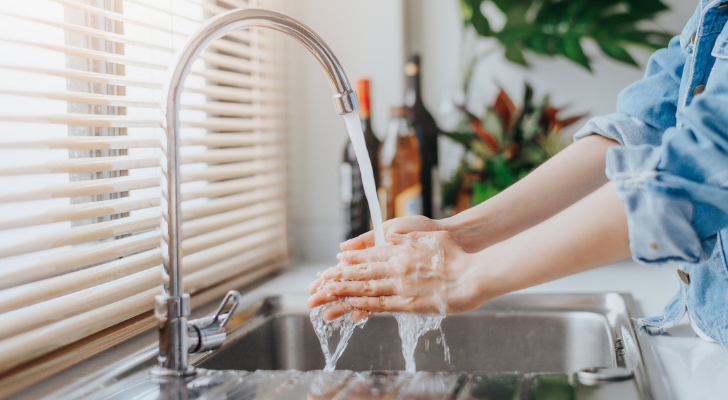 gootsteen handen wassen