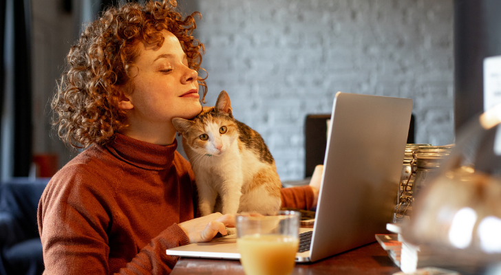 vrouw werken computer kat