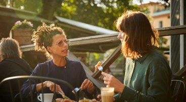 vrouwen uit eten terras gesprek