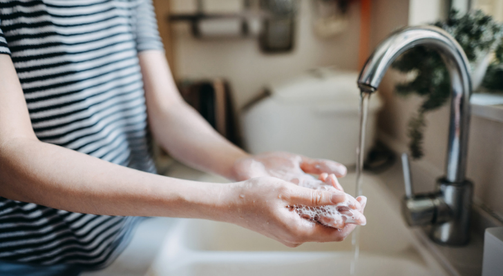 handen wassen gootsteen