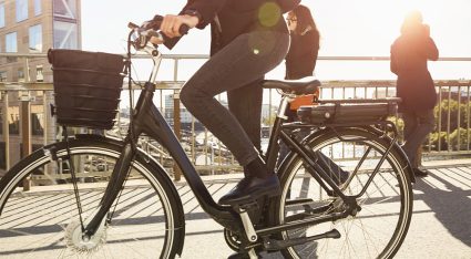 Elektrisch fietsen is even gezond als gewoon fietsen, zo blijkt uit onderzoek
