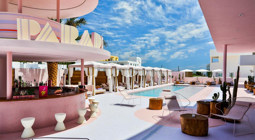 Roze Hotel Op Ibiza