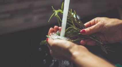 Rozemarijn water zou kunnen helpen tegen dun haar