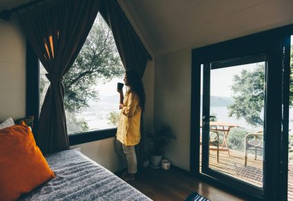 Vrouw In Tiny House