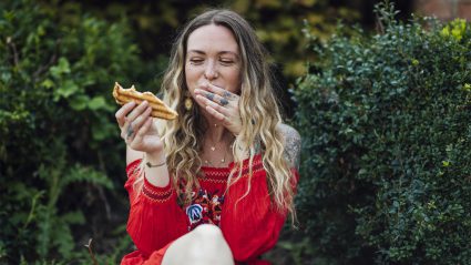 vrouw geniet van kroket tosti