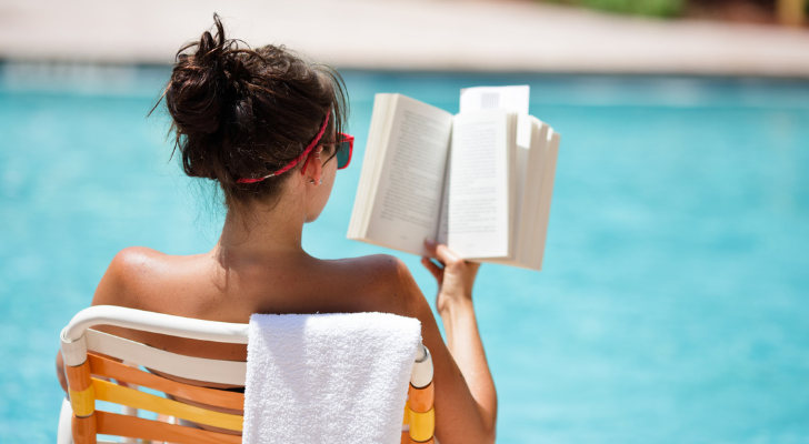 boek lezen vakantie zwembad