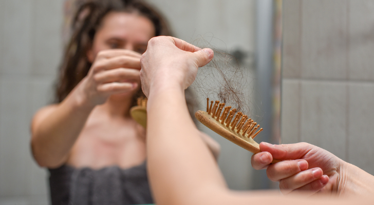 Soffri di caduta dei capelli?  Queste vitamine possono aiutare