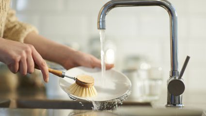 Wat is goedkoper: vaatwasser of met de hand afwassen?