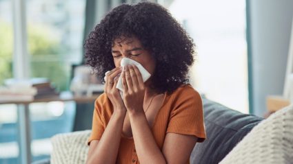 Hatsjoe! Dit zegt de kleur van je snot over je gezondheid