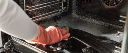 Hoe krijg je een vieze oven schoon? hoe krijg je ingebrand vet uit de oven? oven schoonmaken