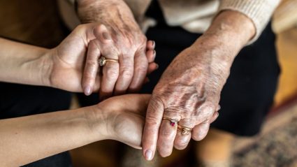 Moniques moeder overleed: ‘Waarschijnlijk had ze het over haar sterfdatum gehad’