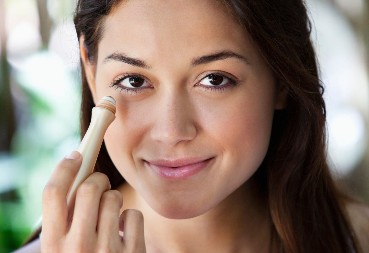 Vrouw Gebruikt Concealers