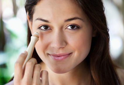 Vrouw Gebruikt Concealers