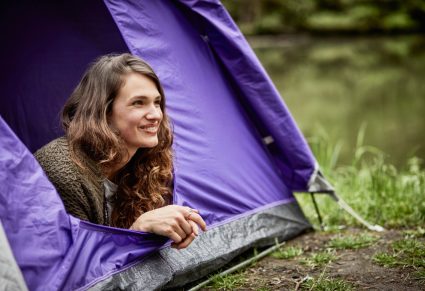 Vrouw In Tent Kampeerspullen