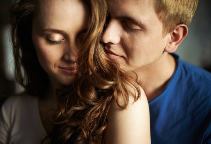 Lekker Ruimende Shampoos: man ruikt aan haar van vrouw
