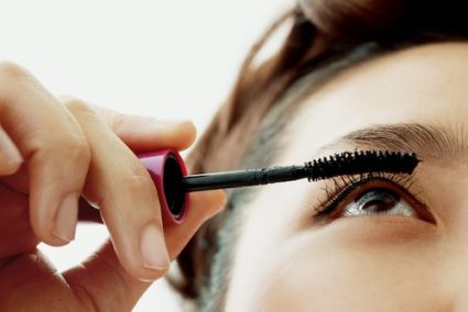 budgetvriendelijke mascara: Jonge vrouw die wimper make-up aanbrengt