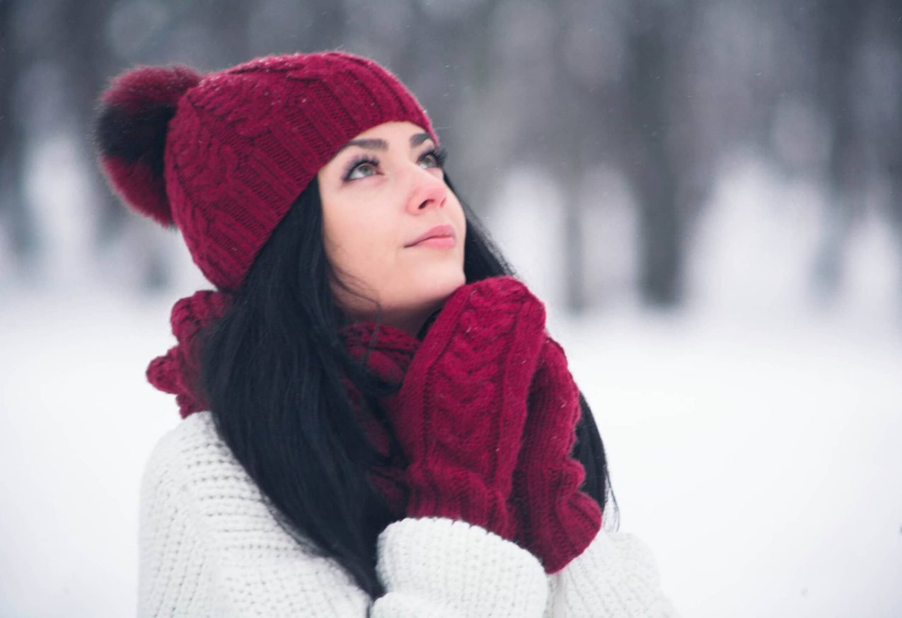 Vest Van Zeeman: vrouw met wit vest in de sneeuw