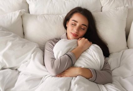 vrouw onder Antibacterieel Dekbed