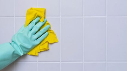 Zo maak je vieze voegen weer wit met baking soda