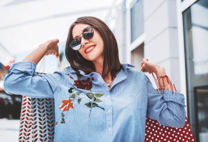 Bloemenbroek Hema: vrouw die shopt