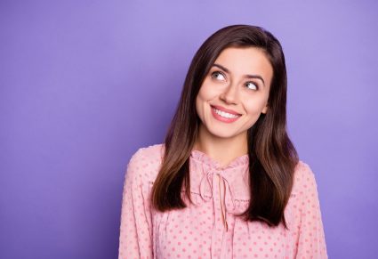 Blouse Van Hema: vrouw met roze blouse aan, paarse achtergrond