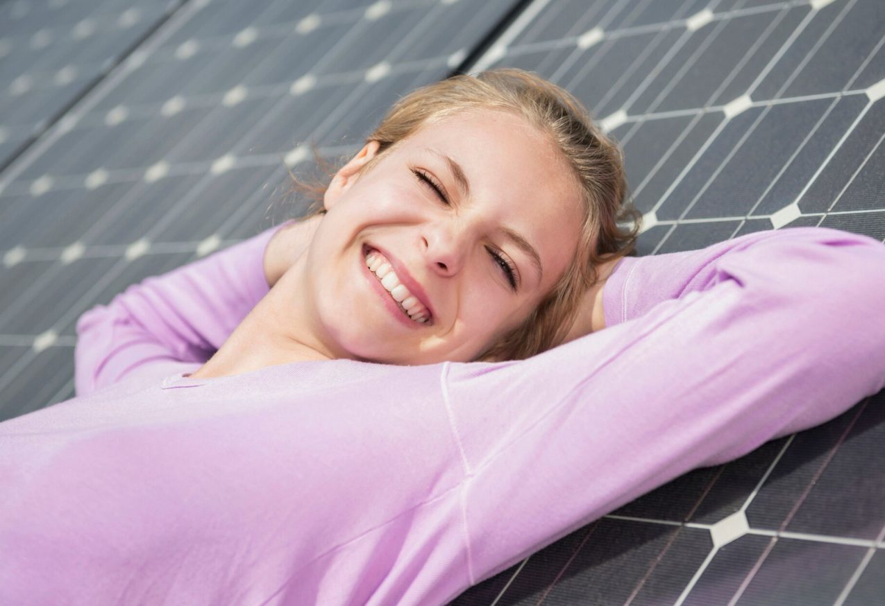 Flexibele Zonnepanelen: vrouw ligt op zonnepanelen