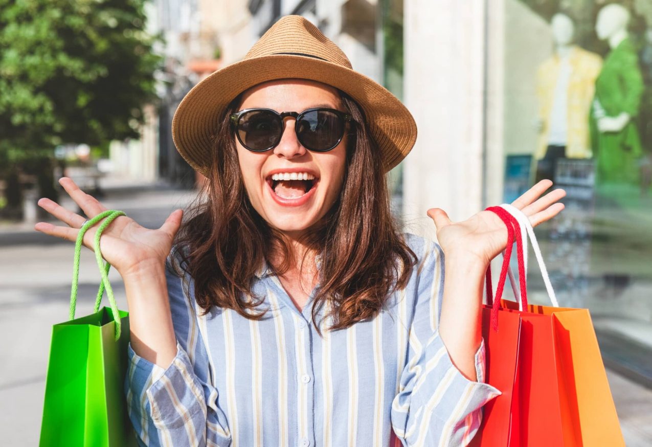 Frisgroene Voorjaarsrok: vrouw die shopt
