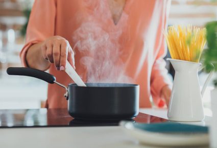 Lente Recepten: vrouw roert in pan
