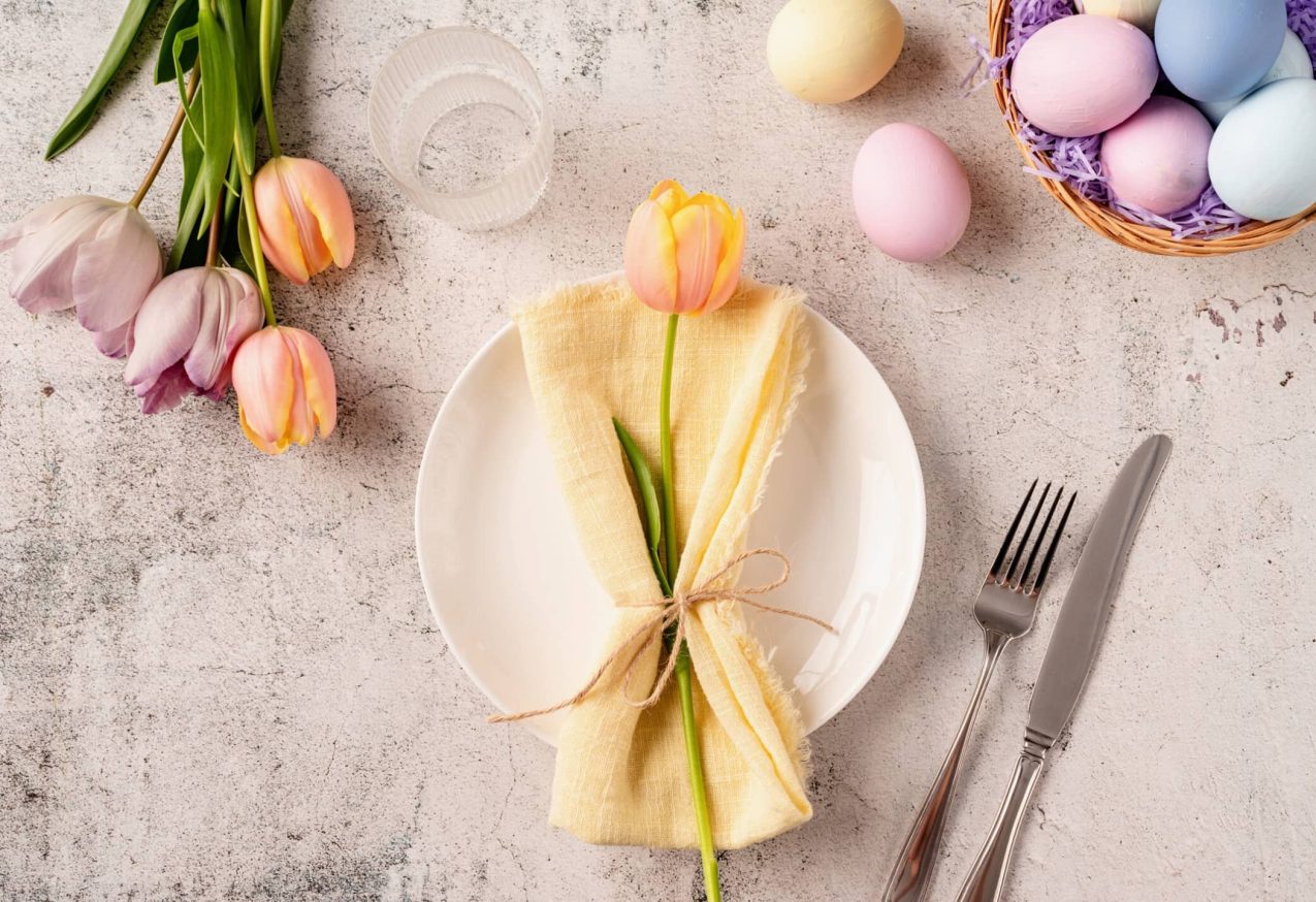 Paasbrunch Recepten: Paastafel versierd met tulpen