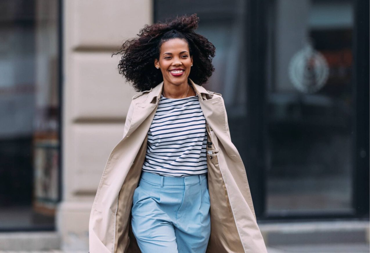 Trenchcoats: vrouw met trenchcoat aan op straat
