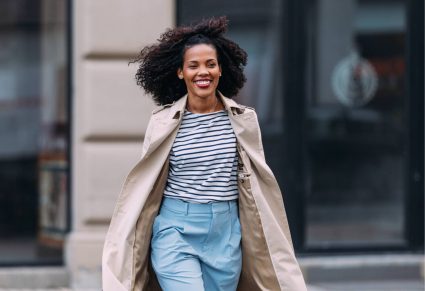 Trenchcoats: vrouw met trenchcoat aan op straat