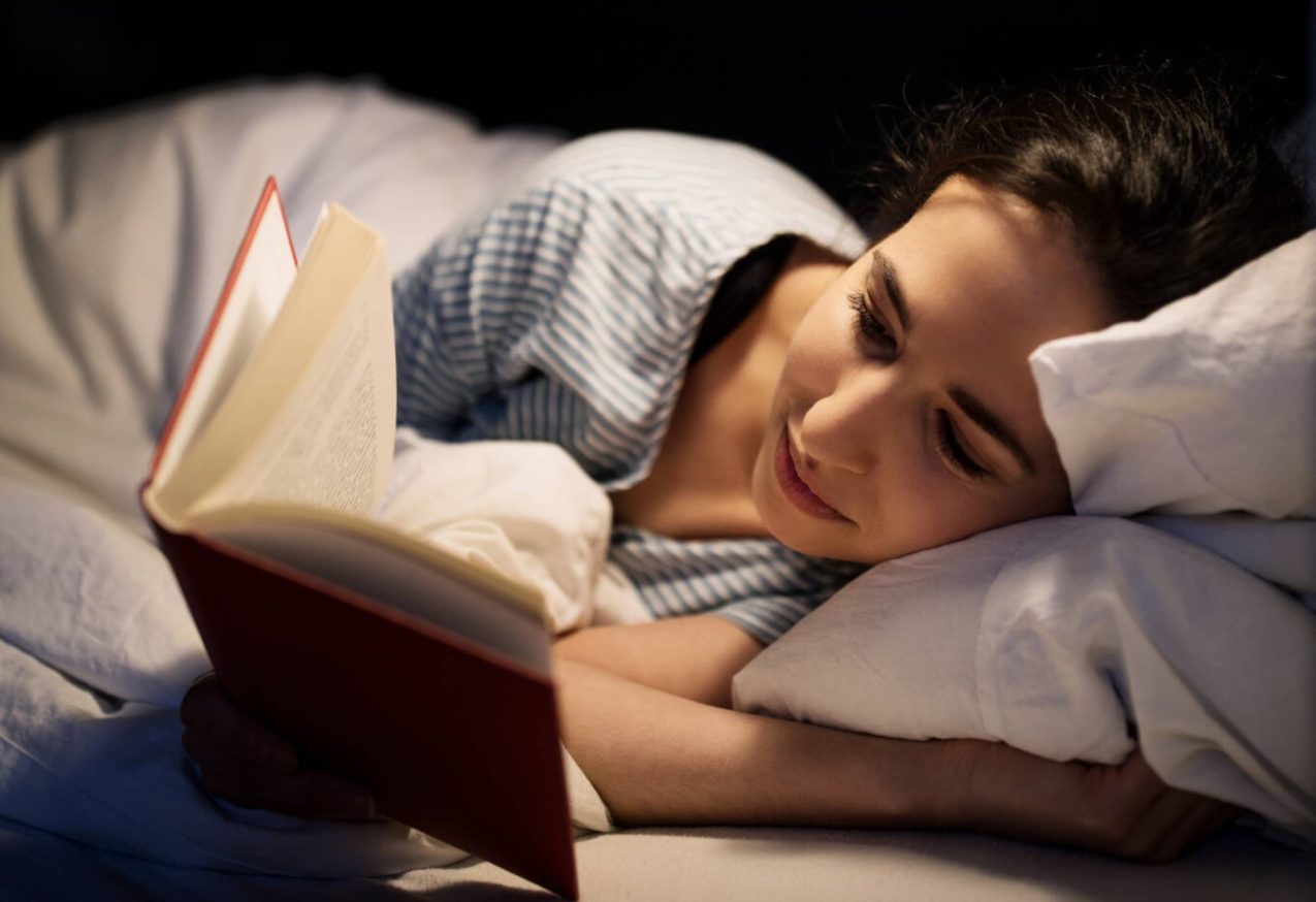 Spannendste Thrillers: vrouw leest boek in bed