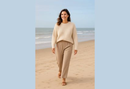 vrouw op het strand met Stijlvolle Zomerbroek