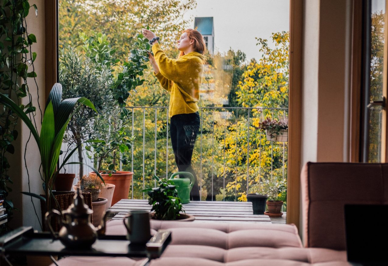 Verticaal Tuinieren: vrouw tuiniert op haar balkon