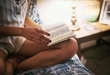 Vrouw Leest Gruwelijk Goede Thrillers