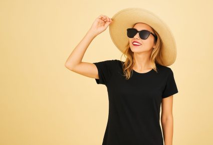 vrouw met basic jurk aan, gele achtergrond