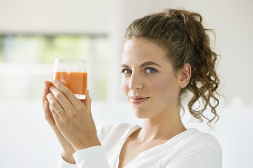 Vrouw die gazpacho drinkt | gazpacho recept