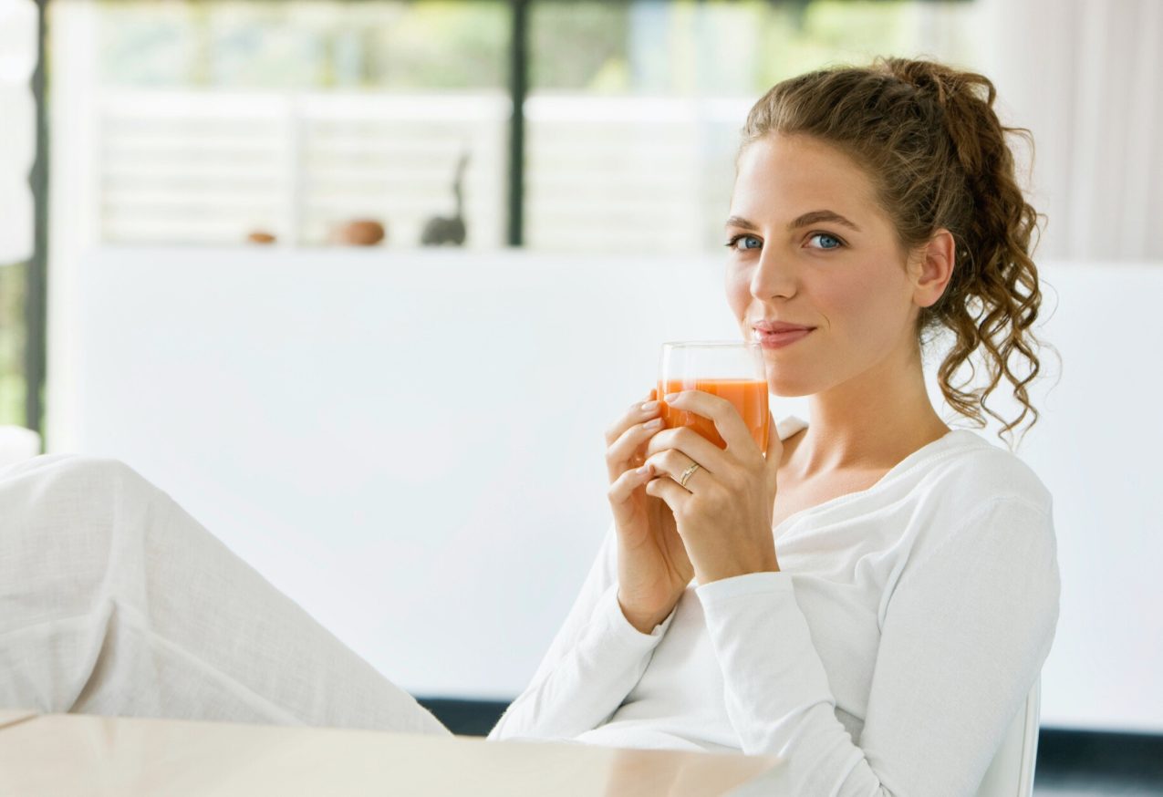 Gazpacho Recept: vrouw drinkt gazpacho