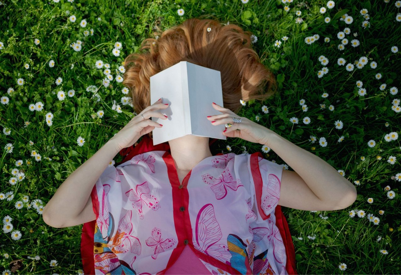 Huiveringwekkende Thrillers - vrouw leest boek in park